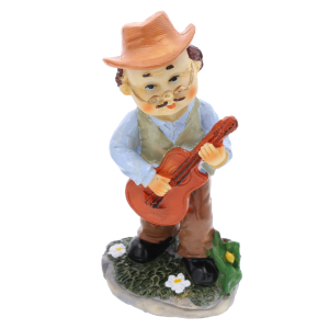 Figurka przedstawiająca dziadka z gitarą o wysokości 12 cm na białym tle