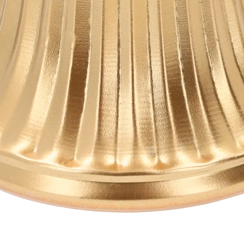 Zbliżenie na satynowe, złote wykończenie metalowego dzwonka o wysokości 20 cm.