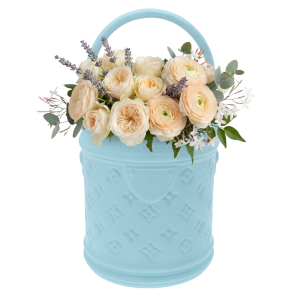 Gipsowa osłonka 28x15 cm z dekoracyjnym wytłaczaniem i rączką, widoczna na wprost na białym tle, z eleganckimi kwiatami