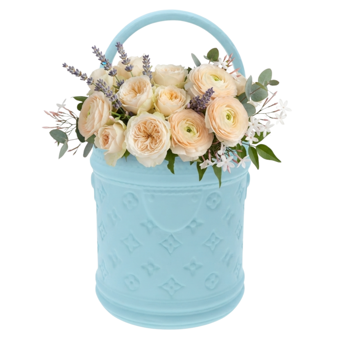 Gipsowa osłonka 28x15 cm z dekoracyjnym wytłaczaniem i rączką, widoczna na wprost na białym tle, z eleganckimi kwiatami