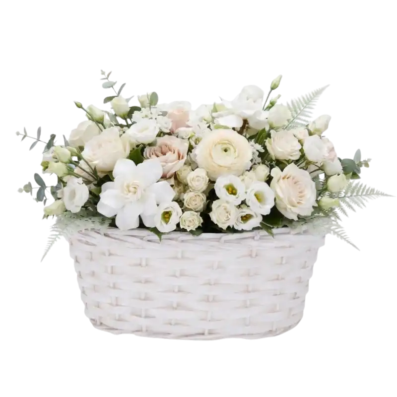 Owalna biała osłonka wiklinowa 32 cm wypełniona bujną kompozycją jasnych kwiatów i zieleni