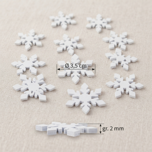 Białe, drewniane śnieżynki o średnicy 3,5 cm i grubości 2 mm zaprezentowane w zestawie 10 sztuk.