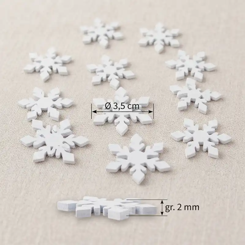 Białe, drewniane śnieżynki o średnicy 3,5 cm i grubości 2 mm zaprezentowane w zestawie 10 sztuk.