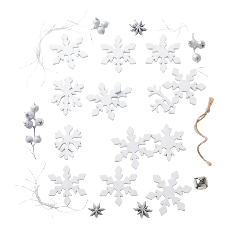 Zestaw 10 białych drewnianych śnieżynek o średnicy 3,5 cm z dodatkami florystycznymi