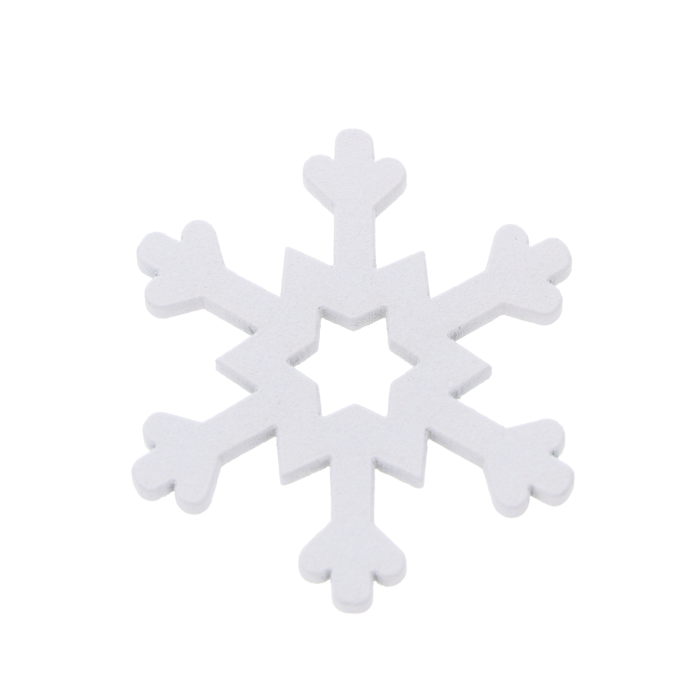 Biała drewniana śnieżynka o średnicy 4 cm na białym tle.