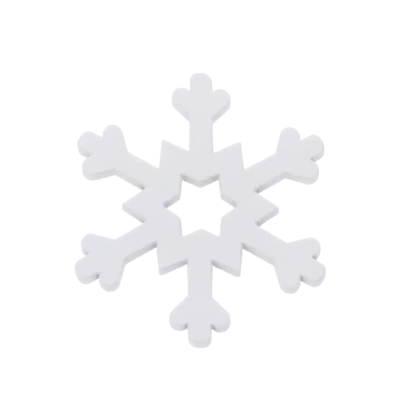 Biała drewniana śnieżynka o średnicy 4 cm na białym tle.