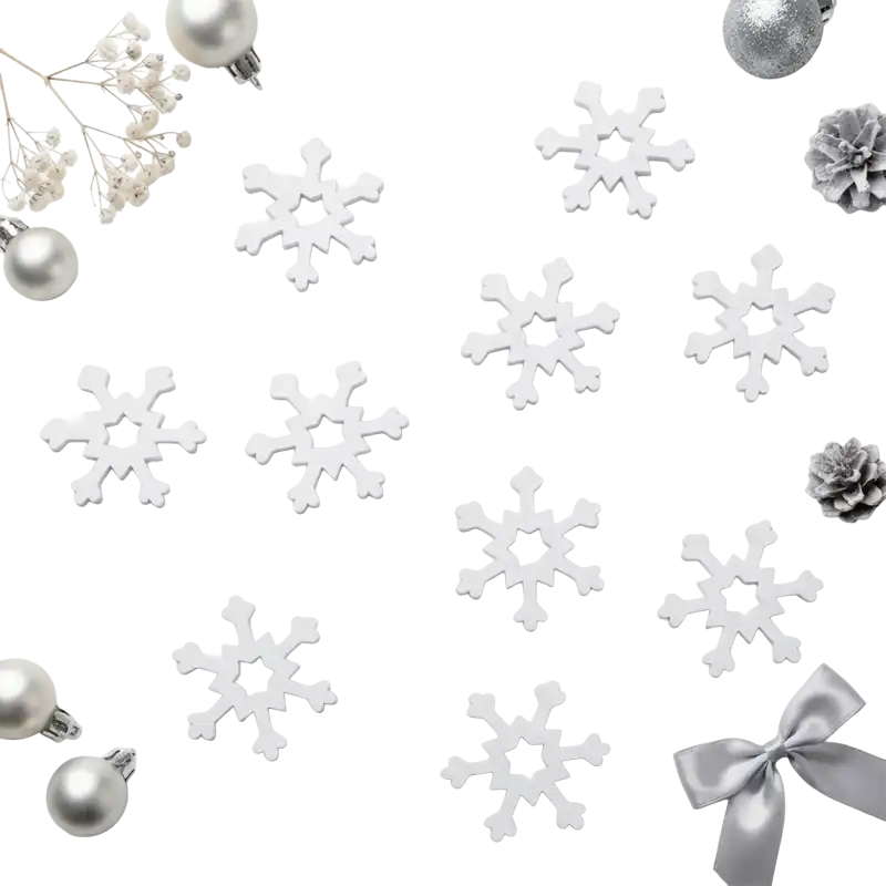 Białe drewniane śnieżynki o średnicy 4 cm w zestawie 10 sztuk, ułożone z dekoracjami świątecznymi.
