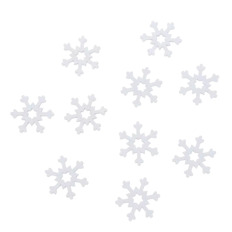 Zestaw 10 białych drewnianych śnieżynek o średnicy 4 cm na tle.