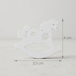 Biała drewniana ozdoba w kształcie konika na biegunach o wymiarach 3,5x4 cm z oznaczeniami wymiarów.