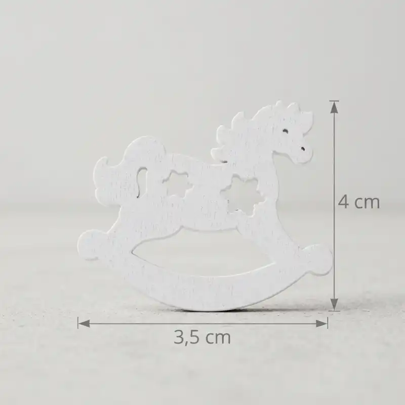 Biała drewniana ozdoba w kształcie konika na biegunach o wymiarach 3,5x4 cm z oznaczeniami wymiarów.