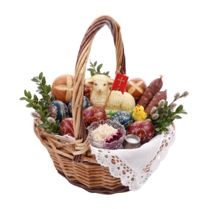 Brązowy wiklinowy koszyk wielkanocny 22 cm z pałąkiem, wypełniony pisankami, barankiem i bukszpanem na białym tle