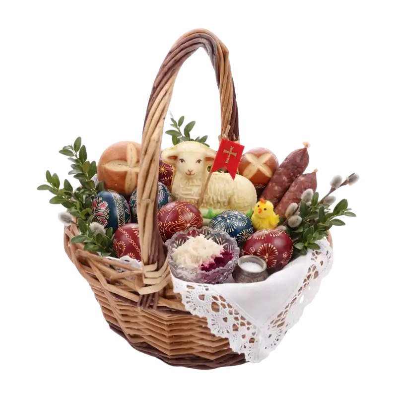 Brązowy wiklinowy koszyk wielkanocny 22 cm z pałąkiem, wypełniony pisankami, barankiem i bukszpanem na białym tle