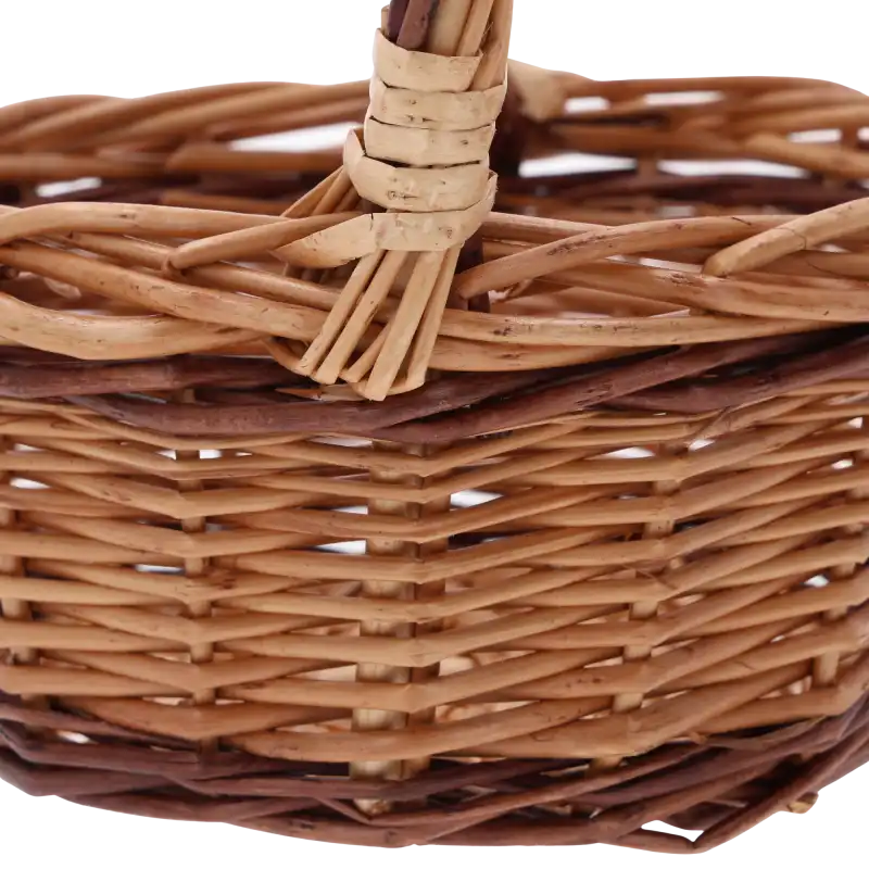 Zbliżenie na sploty brązowego koszyka wiklinowego 22 cm z naturalnego surowca.