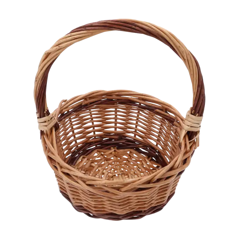 Okrągły brązowy koszyk wiklinowy 22 cm z pałąkiem na białym tle