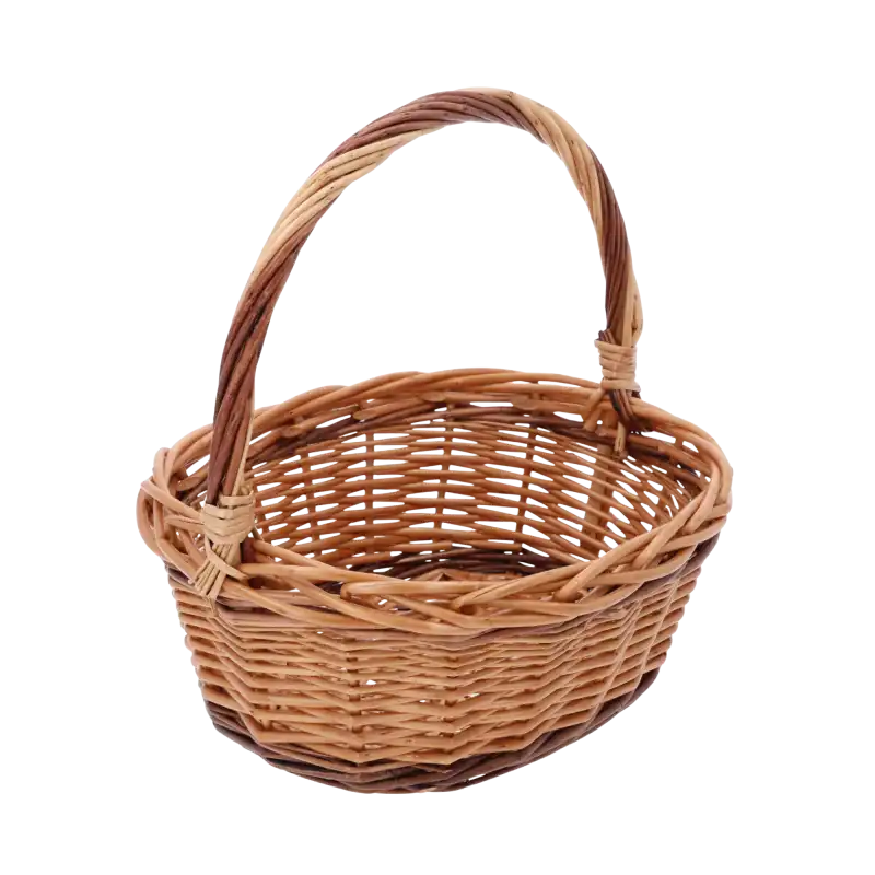 Brązowy owalny kosz wiklinowy o wymiarach 28x20 cm z pałąkiem na białym tle.