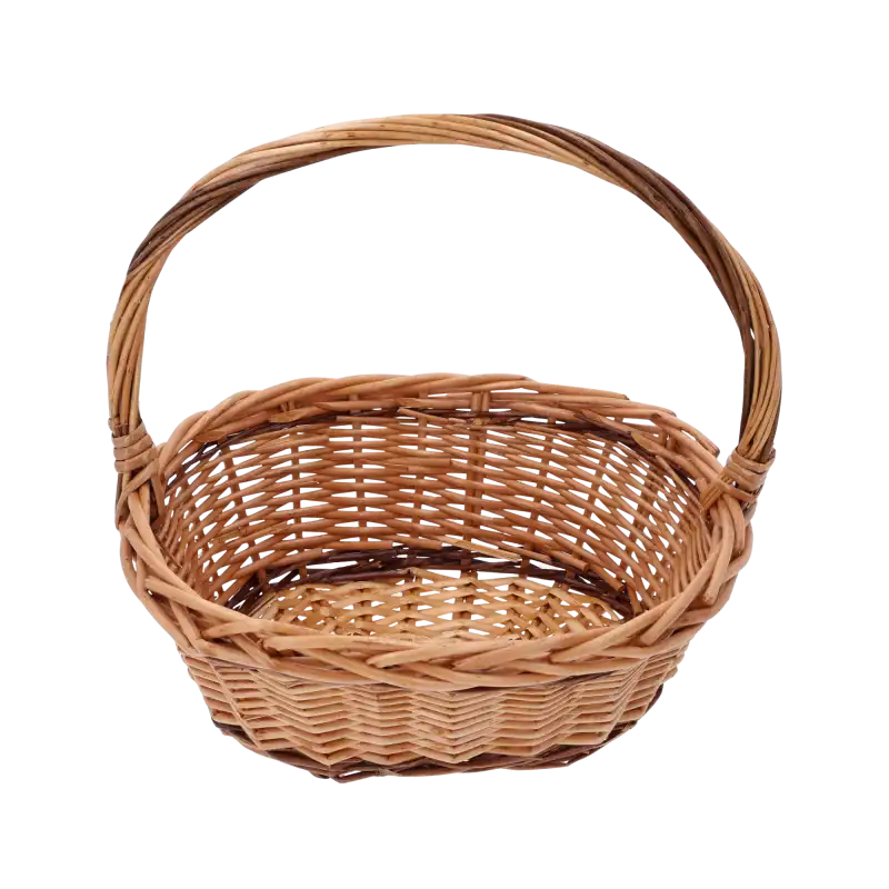 Brązowy owalny kosz wiklinowy 32x28 cm z wygodnym pałąkiem na białym tle