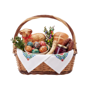 Brązowe owalne kosze wiklinowe jako wielkanocny koszyczek wypełniony pisankami, barankiem i tradycyjnymi potrawami.