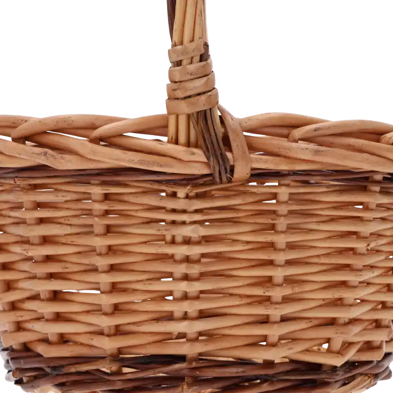 Zbliżenie na splot naturalnej wikliny i uchwyt brązowego kosza.