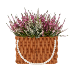 Prostokątny brązowy koszyk z perełkami 21x14x13H wypełniony wrzosami jako dekoracja.