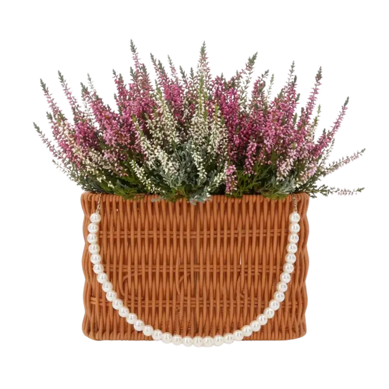 Prostokątny brązowy koszyk z perełkami 21x14x13H wypełniony wrzosami jako dekoracja.