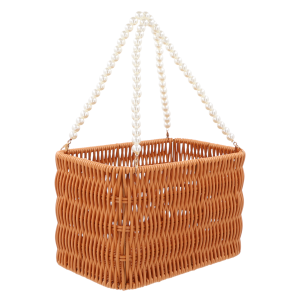 Prostokątny brązowy koszyk z perełkami 21x14x13 cm z plecionki na białym tle