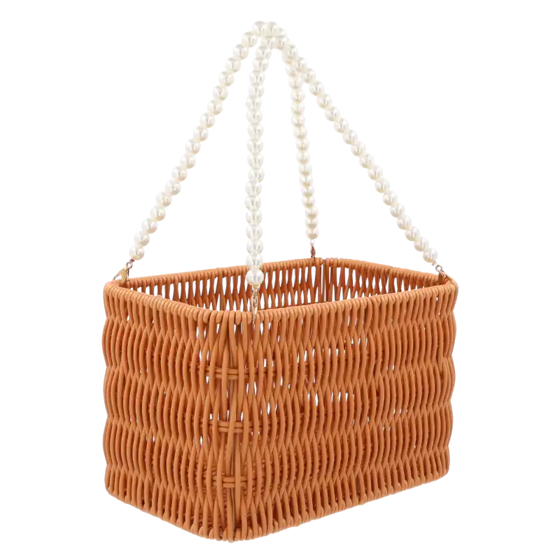 Prostokątny brązowy koszyk z perełkami 21x14x13 cm z plecionki na białym tle