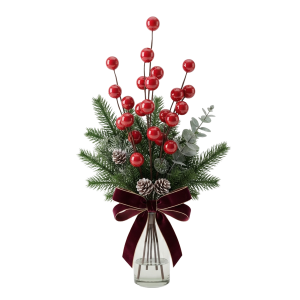 Gałązka dekoracyjna z czerwonymi kulkami 82 cm w szklanym wazonie jako świąteczna kompozycja florystyczna z gałązkami iglaka i szyszkami.