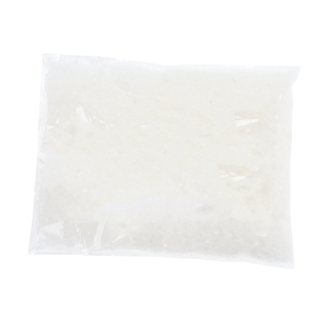 Sztuczny śnieg dekoracyjny w foliowym woreczku o wymiarach 20x15 cm, idealny do zimowych kompozycji.