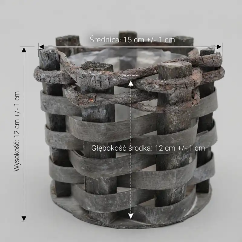 Szara okrągła drewniana osłonka na grób z folią ochronną, o wysokości 12 cm i średnicy 15 cm, wykonana z naturalnego drewna i kory.