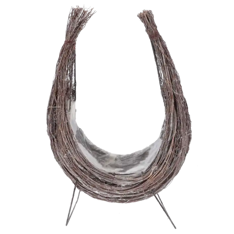 Wysoki drewniany kosz z gałęzi 50 cm z folią na metalowej podstawce.