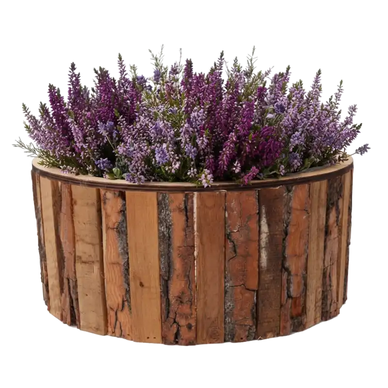 Okrągła drewniana osłonka na kwiaty Ø 33 cm z naturalną korą, wypełniona wrzosami.
