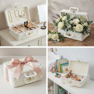 Kolaż z czterema aranżacjami białego kuferka dekoracyjnego 26x18 cm: jako organizer na biżuterię, flower box z różami, zapakowany na prezent z kokardą oraz jako kuferek na zabawki w pokoju dziecka.