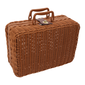 Brązowy kuferek dekoracyjny walizka 30x22 cm z plecionki ze złotym zapięciem i uchwytami na białym tle