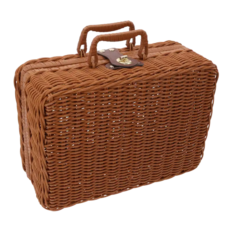 Brązowy kuferek dekoracyjny walizka 30x22 cm z plecionki ze złotym zapięciem i uchwytami na białym tle