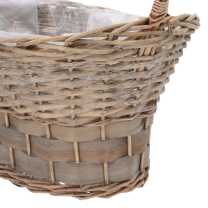 Zbliżenie na szary wiklinowy kosz o wymiarze 55 cm z widocznym unikalnym splotem, łubą i wewnętrzną folią ochronną.