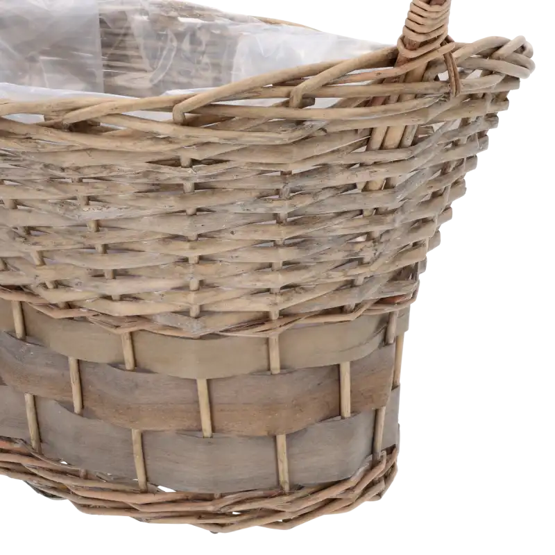 Zbliżenie na szary wiklinowy kosz o wymiarze 55 cm z widocznym unikalnym splotem, łubą i wewnętrzną folią ochronną.
