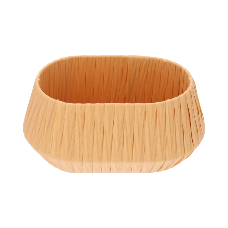 Beżowa owalna osłonka z plecionki 26x17 cm na białym tle