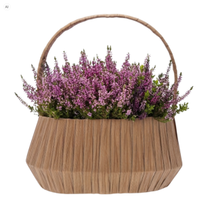 Brązowy owalny kosz dekoracyjny z tworzywa 26x17 cm wypełniony fioletowymi wrzosami na białym tle