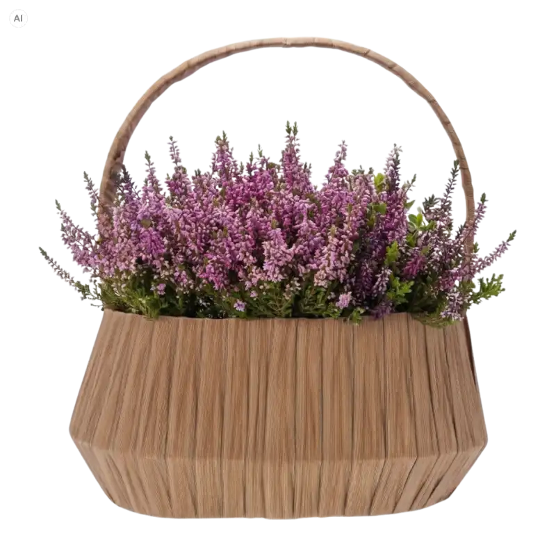 Brązowy owalny kosz dekoracyjny z tworzywa 26x17 cm wypełniony fioletowymi wrzosami na białym tle