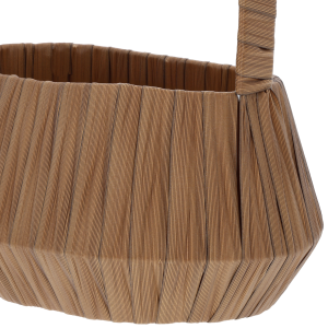Brązowy owalny kosz dekoracyjny z tworzywa 26x17 cm na białym tle.