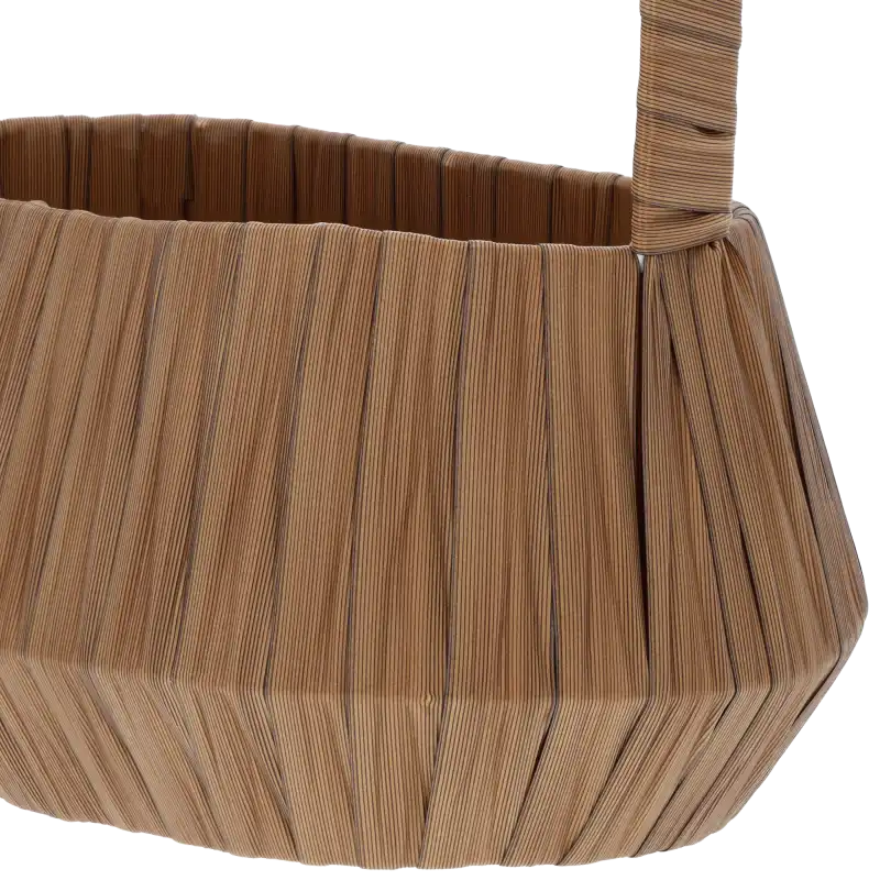 Brązowy owalny kosz dekoracyjny z tworzywa 26x17 cm na białym tle.
