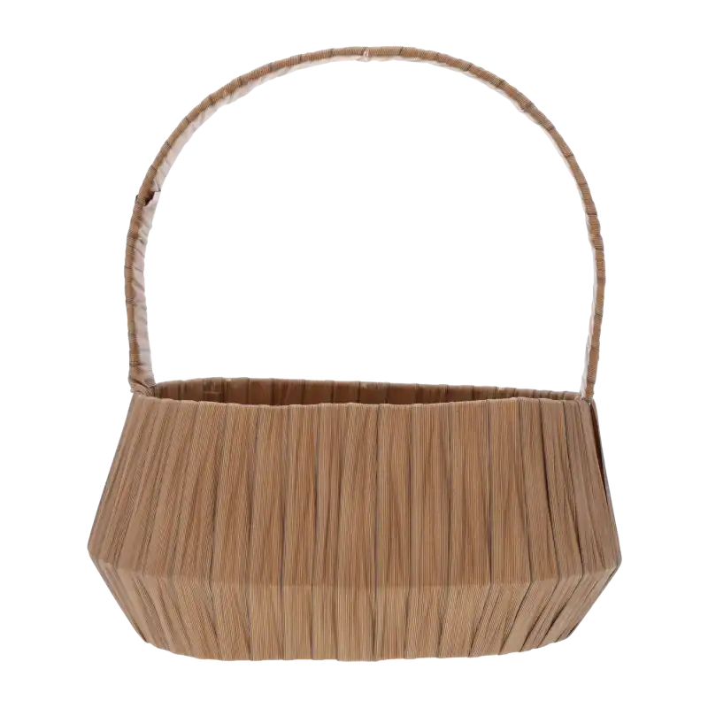 Brązowy owalny kosz dekoracyjny z plecionki 26x17 cm na białym tle