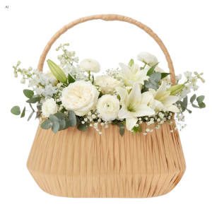 Beżowy owalny kosz dekoracyjny z plecionki 26x17 cm wypełniony bukietem białych kwiatów