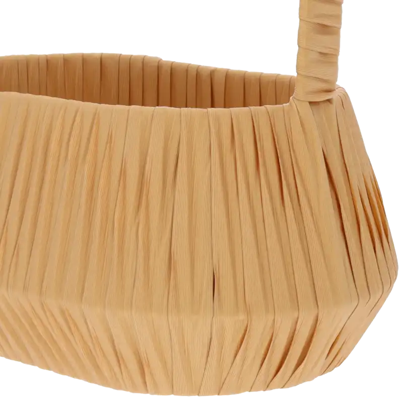 Beżowy owalny kosz dekoracyjny z plecionki 26x17 cm na białym tle