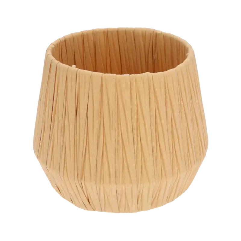 Beżowa okrągła osłonka dekoracyjna z plecionki na białym tle