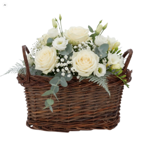 Owalna brązowa osłonka wiklinowa z uszami 30x15 cm wypełniona białymi różami i eukaliptusem.