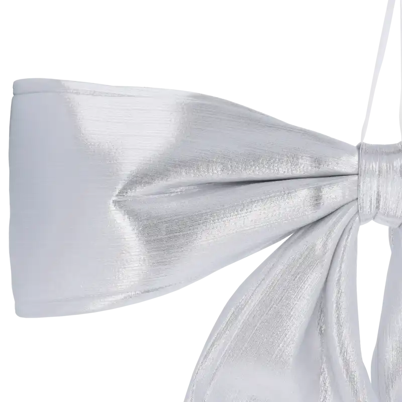 Srebrna kokarda o wymiarach 75 x 75 cm z satynowym efektem na białym tle.