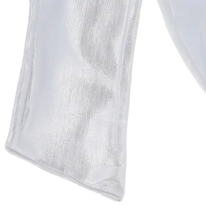 Srebrna kokarda o wymiarach 75 x 75 cm z satynowym efektem.