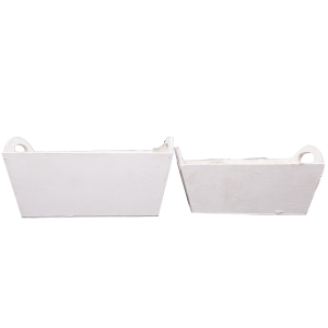 Białe drewniane osłonki na kwiaty z folią na białym tle: zestaw pokazujący bokiem większą L 30 cm oraz mniejszą M 27 cm