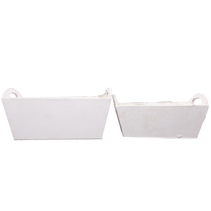 Białe drewniane osłonki na kwiaty z folią na białym tle: zestaw pokazujący bokiem większą L 30 cm oraz mniejszą M 27 cm